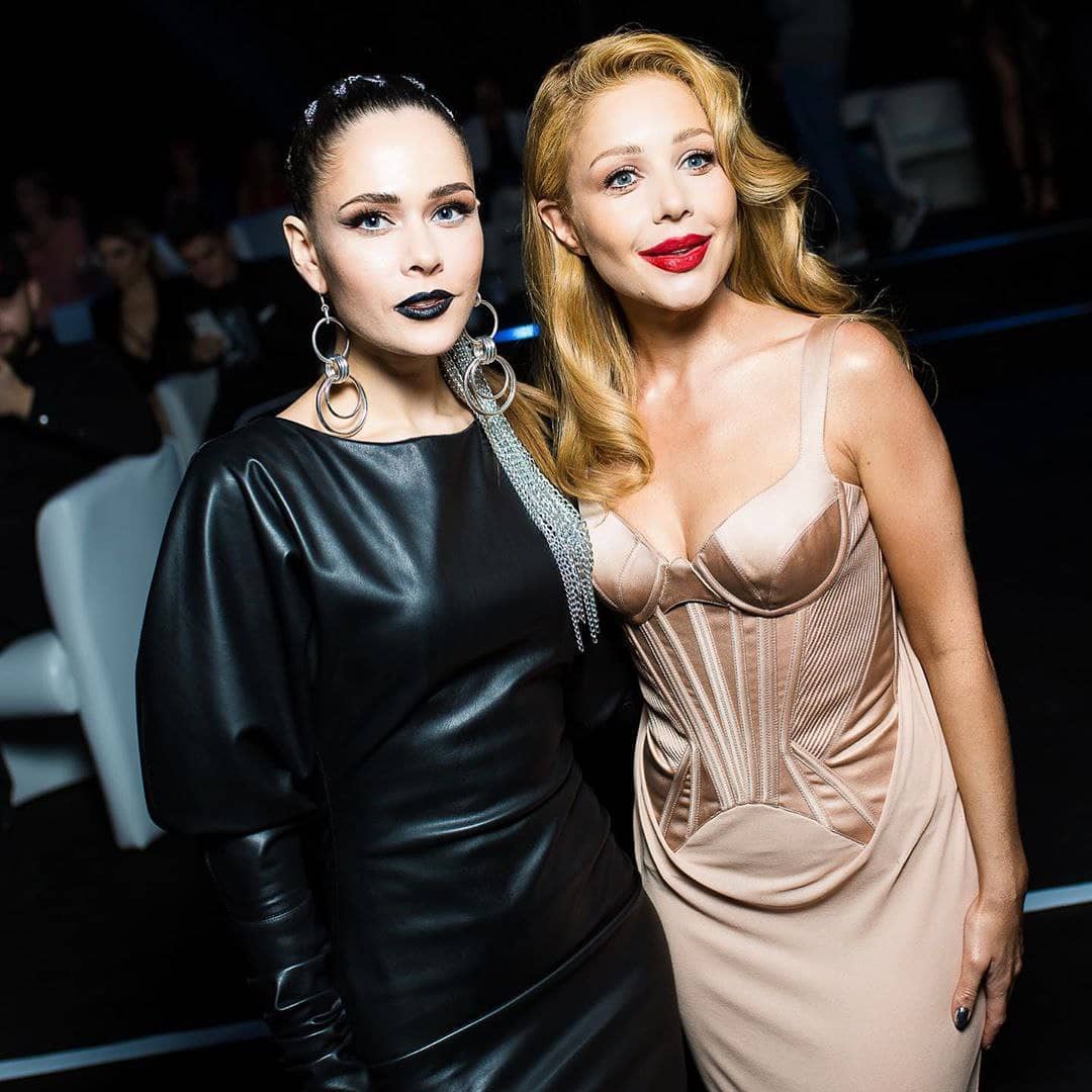 Тіна Кароль у корсетній сукні від Versace приголомшила розкішним образом