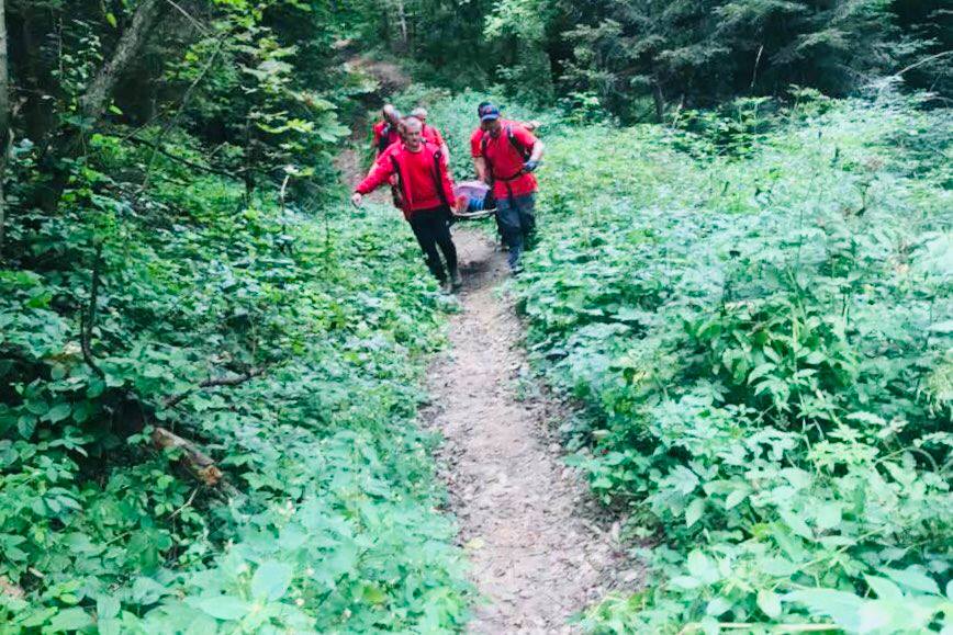 Могла загинути: туристка серйозно травмувала ногу в Карпатах, фото
