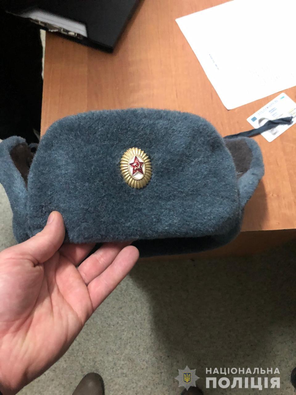 У центрі Львова киянин розгулював у вушанці з комуністичною символікою