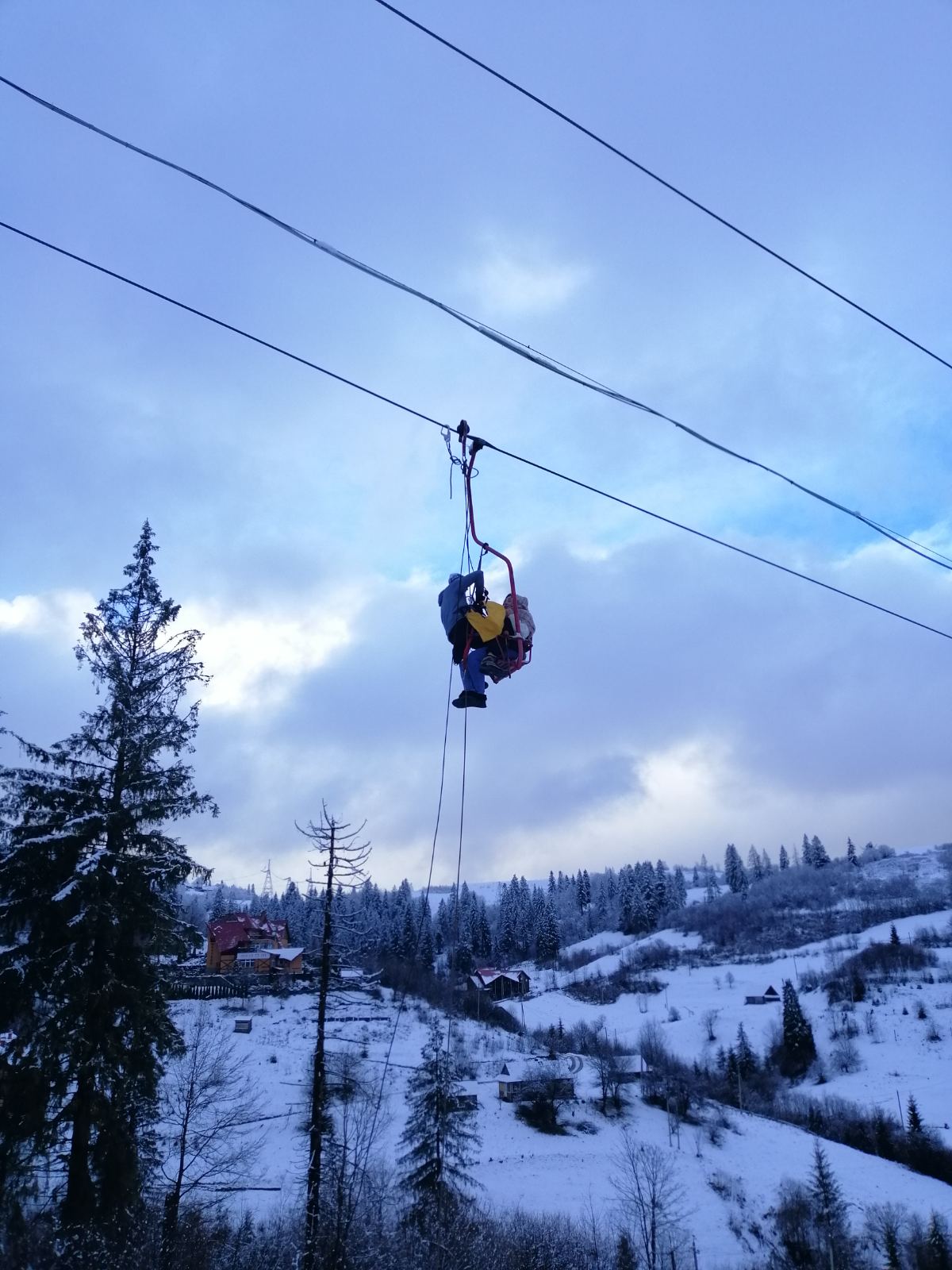 Туристи, які застрягли на підйомнику в Славському, розповіли про інцидент: відео порятунку