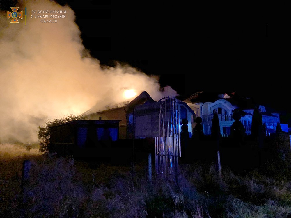 На Закарпатті в будинок влучила блискавка: він спалахнув, як сірник