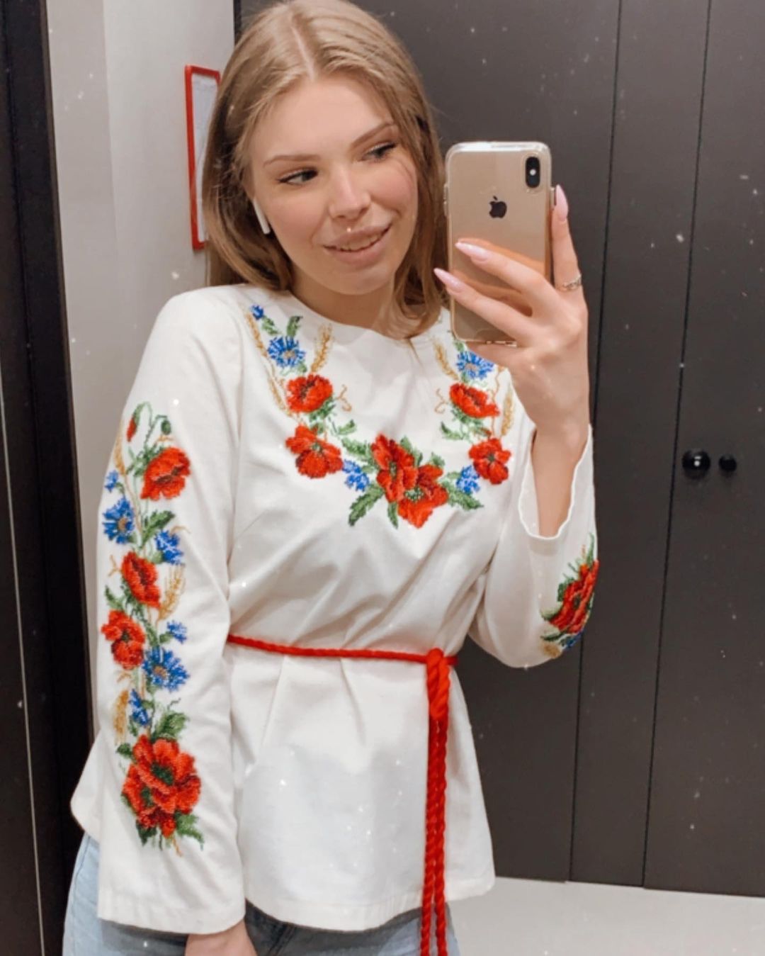 Украинский язык уже не &quot;мерзкий&quot;: скандальная блогерша из Киева надела вышиванку и извинилась (фото)