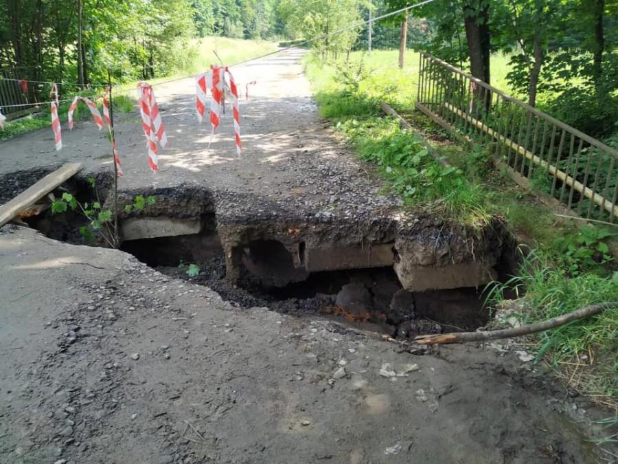 Интенсивные осадки разрушили автомобильный мост на Прикарпатье: шокирующие фото