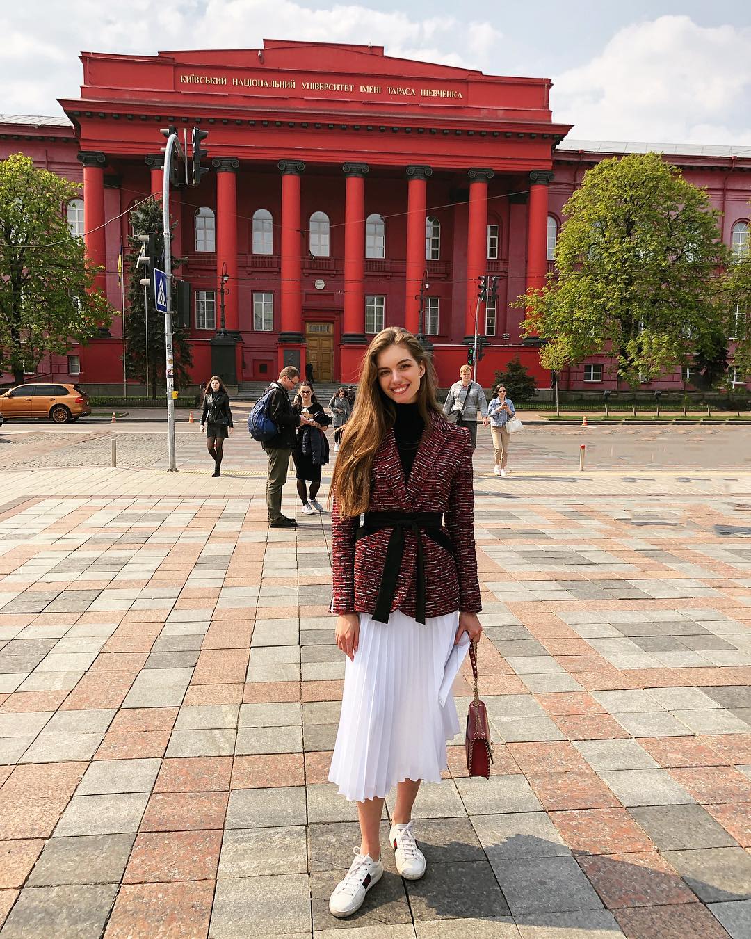 Праздник приближается: жена Комарова очаровала милым студенческим образом