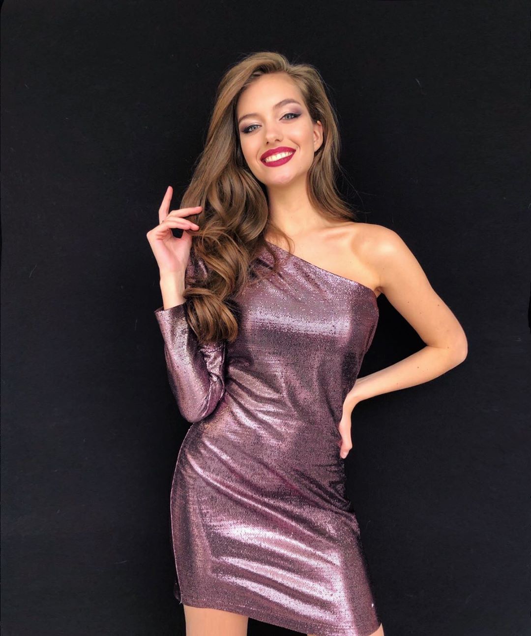 "Красотка": молодая жена Комарова восхитила эффектным праздничным образом