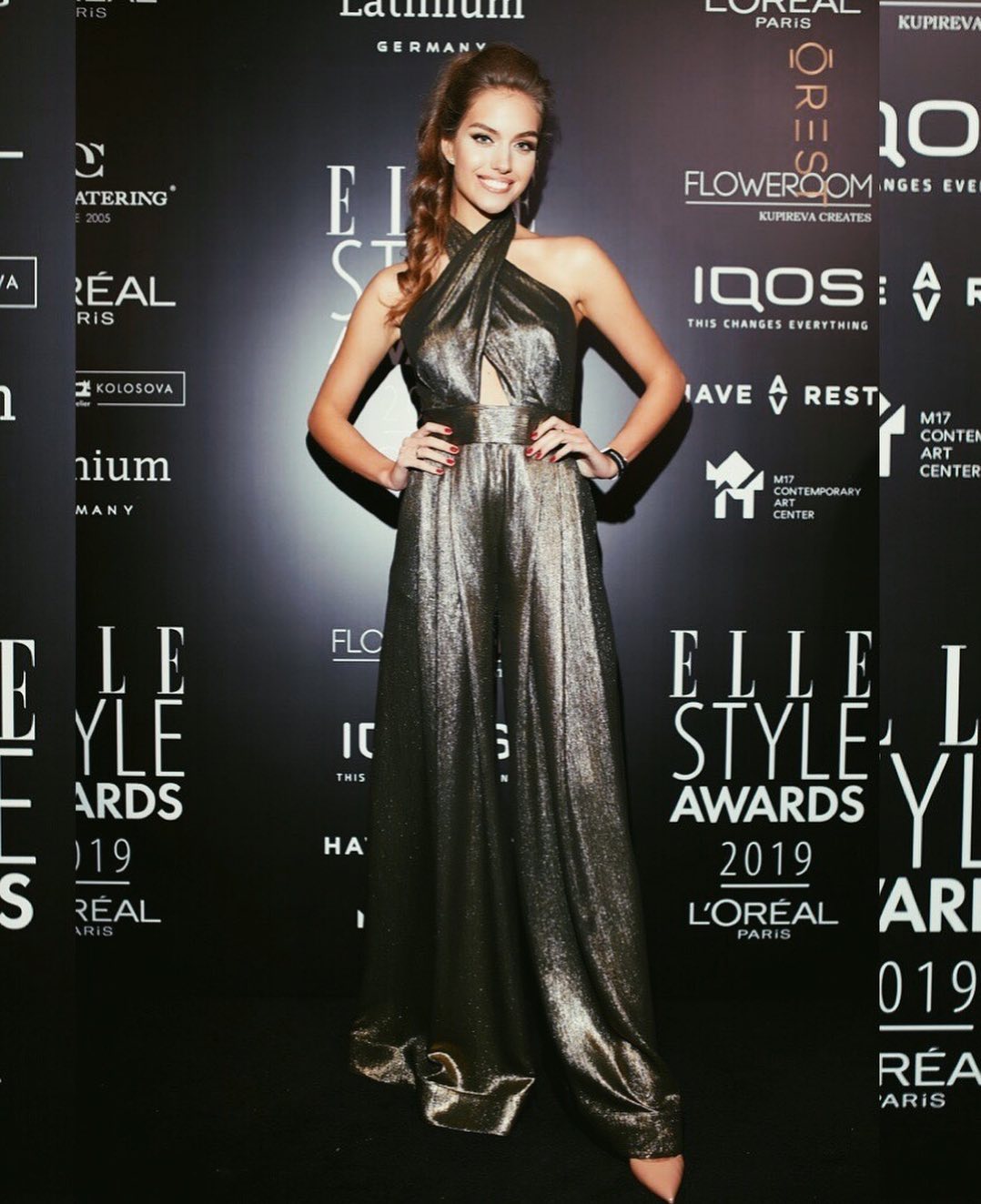 Пока муж в джунглях: жена Комарова покорила эффектным выходом в свет