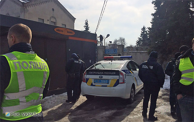 В здании базы &quot;Азов&quot; проводят обыски