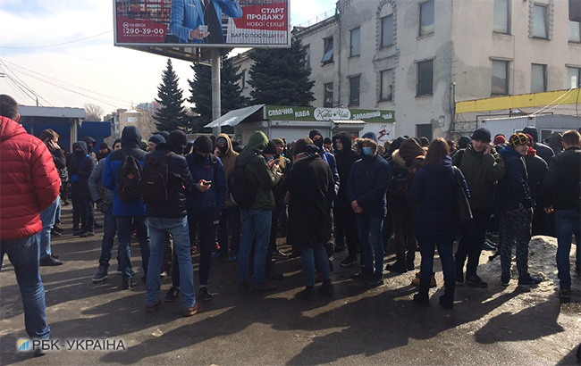 В здании базы &quot;Азов&quot; проводят обыски