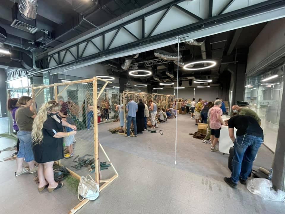 Порошенки вместе с волонтерами сплели маскировочные сетки для фронта