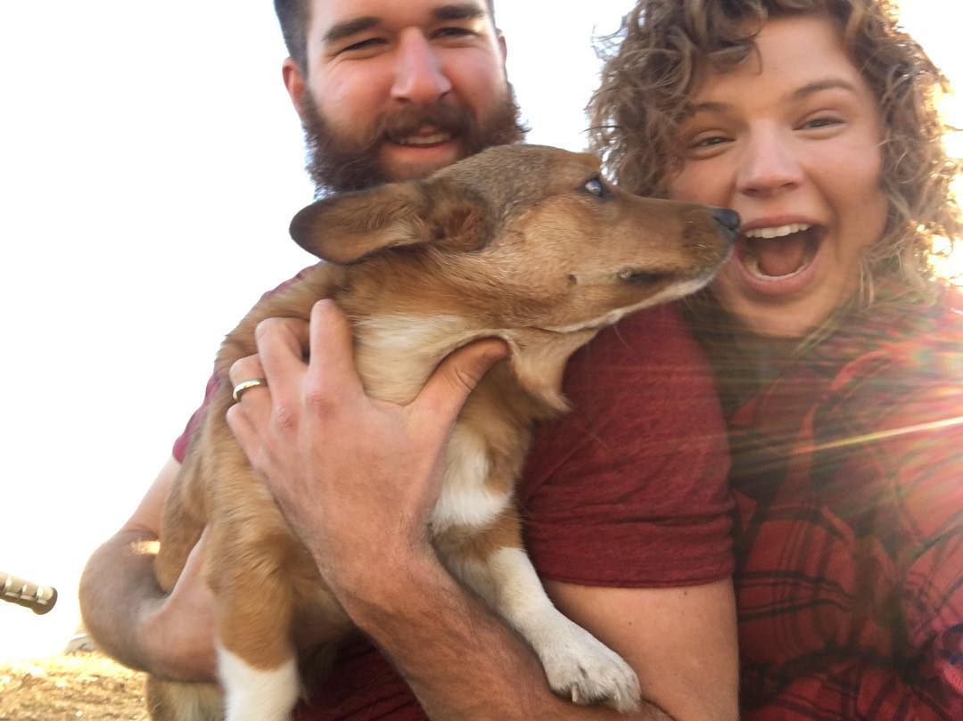 Полным составом: модель plus-size Эшли Грэм зажигает в рекламе купальников с младшей сестрой