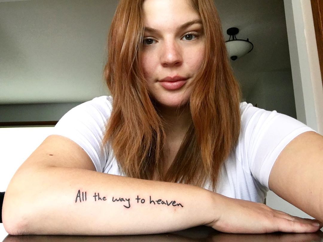 Полным составом: модель plus-size Эшли Грэм зажигает в рекламе купальников с младшей сестрой