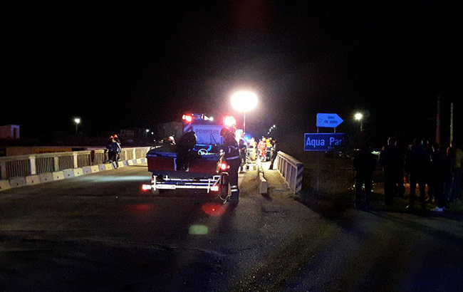 В Румынии микроавтобус упал в реку, 9 человек погибли