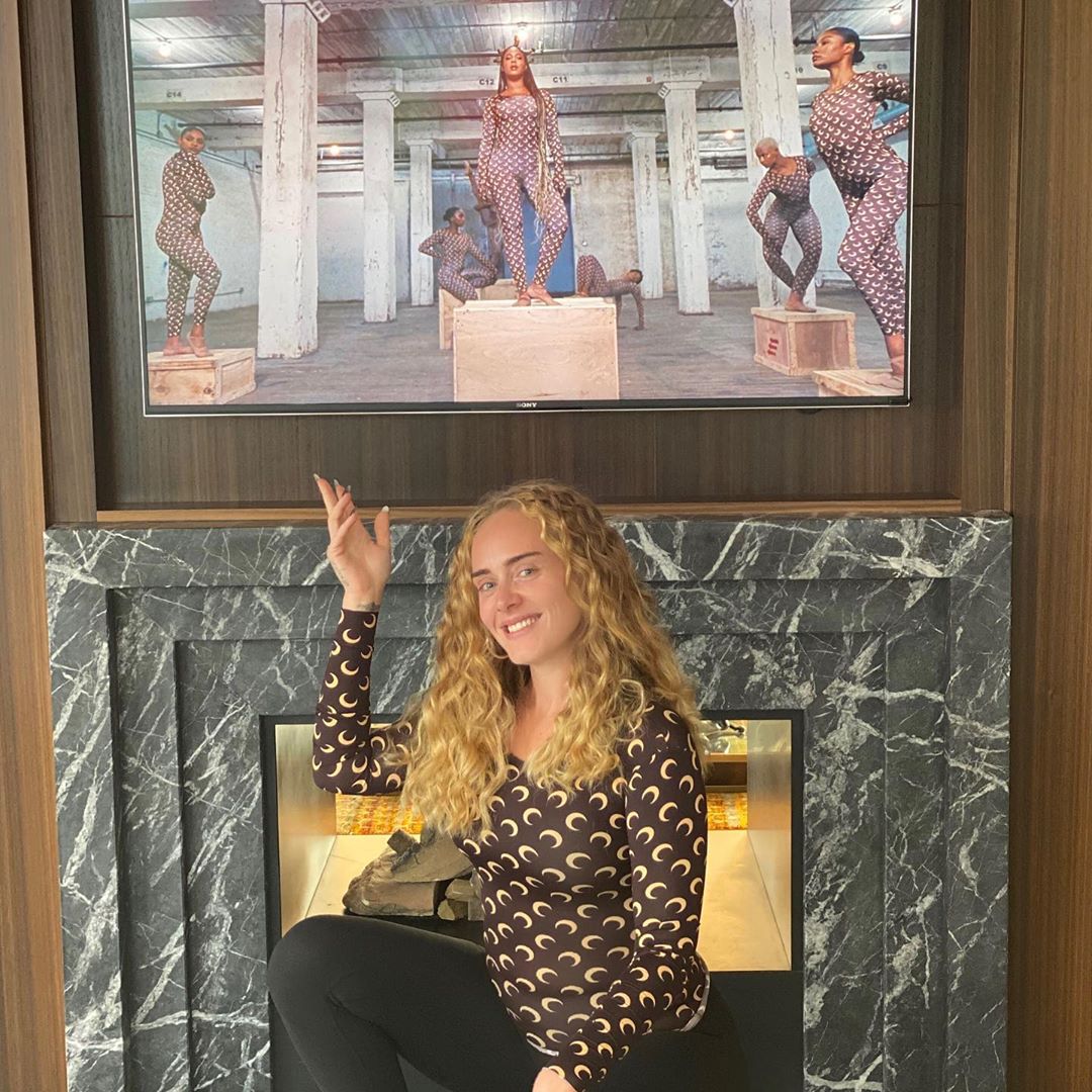 Похудевшая до неузнаваемости Адель поразила стройным телом в ярком бикини