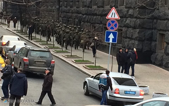 Під будівлю Ради стягують силовиків