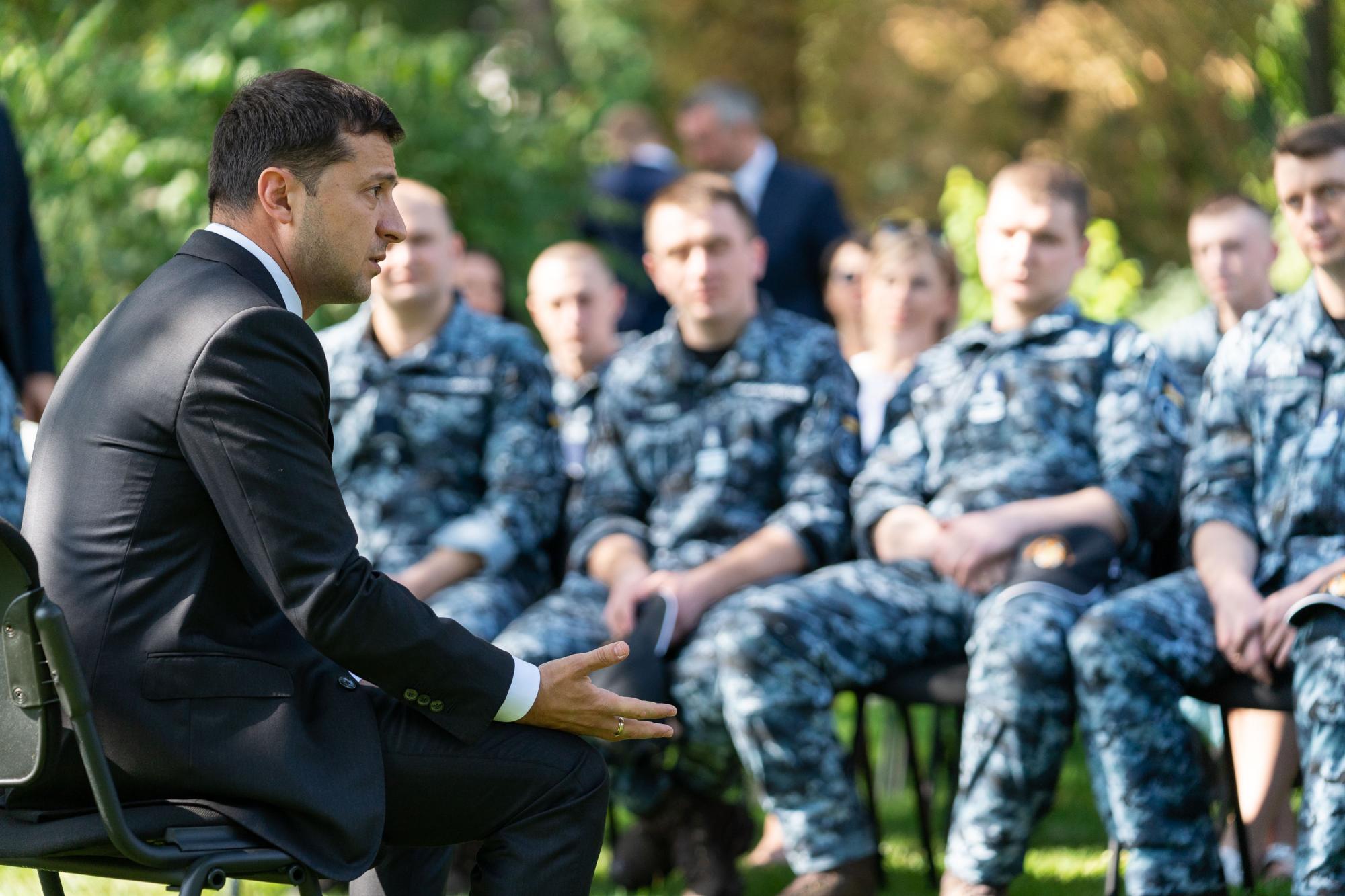 З'явилися зворушливі фото Зеленського зі звільненими з моряками