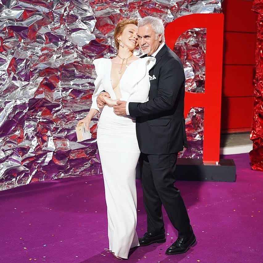 &quot;Я и ты&quot;: стильные Меладзе и Джанабаева показали страсть на красной дорожке