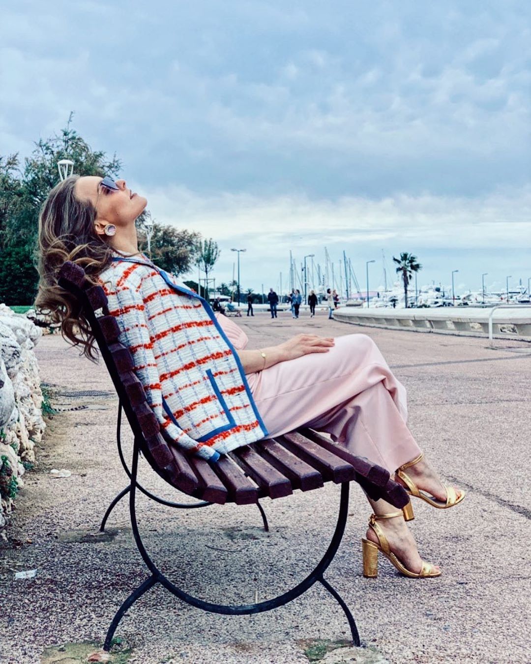 Алена Шоптенко прогулялась по набережной в Каннах в элегантном розовом наряде