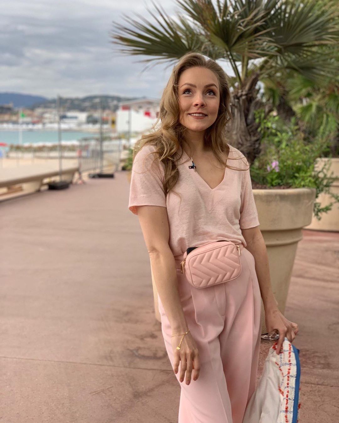 Алена Шоптенко прогулялась по набережной в Каннах в элегантном розовом наряде