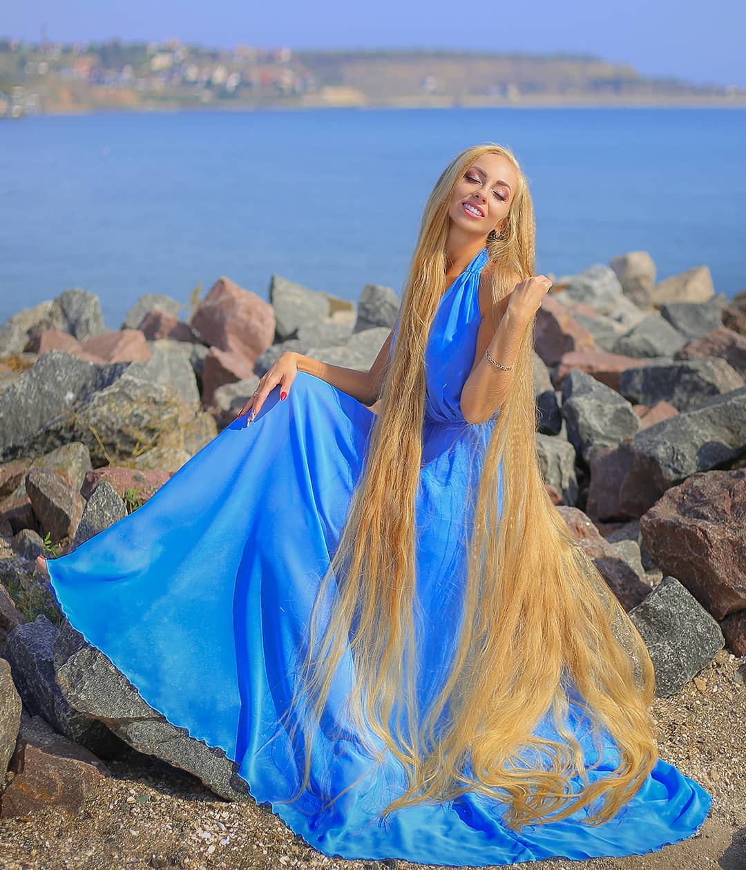 "Украинская Рапунцель" из Одессы уже 30 лет не стрижет волосы: фото красотки
