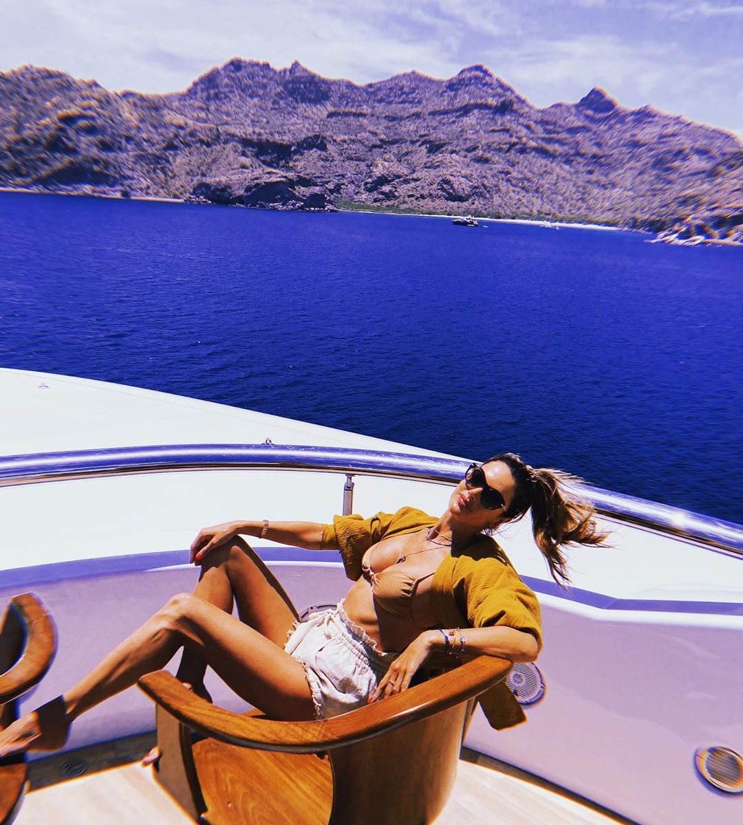 Фигура мечты: Алессандра Амбросио восхитила спортивным телом в откровенном образе