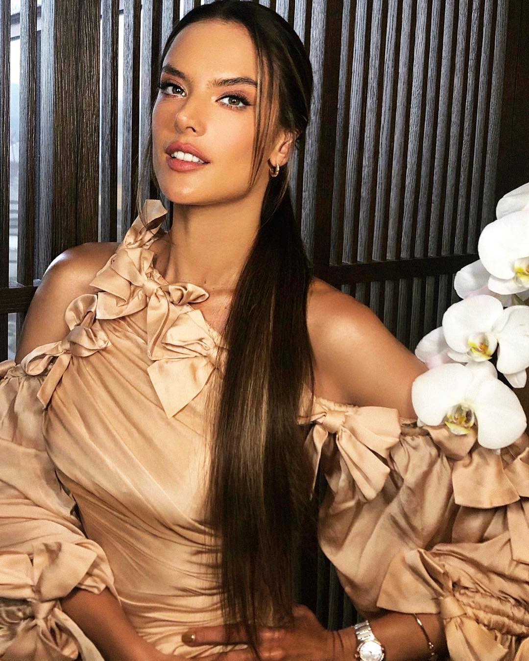 Лялечка: Алессандра Амбросіо блиснула витонченою фігурою в кокетливому платті