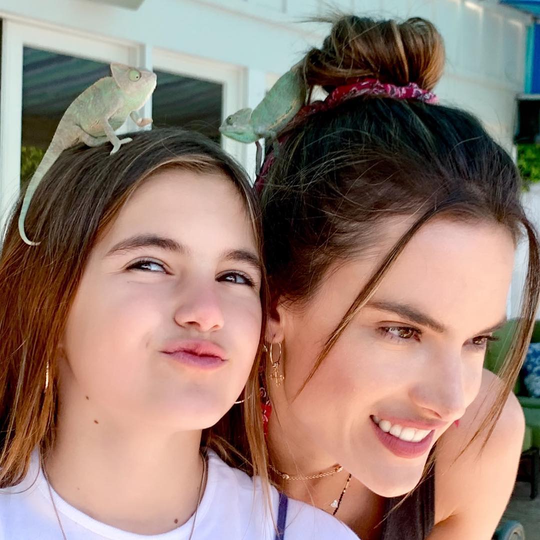 Два ангела: Алессандра Амбросио умилила экзотическим фото с дочкой