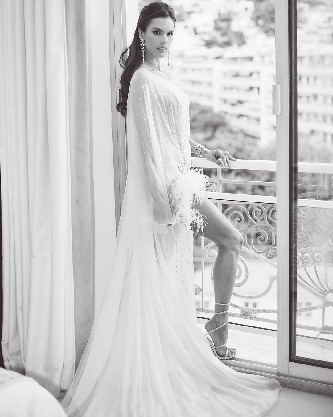 Роковая красотка: Алессандра Амбросио восхитила стройной фигурой в роскошном платье