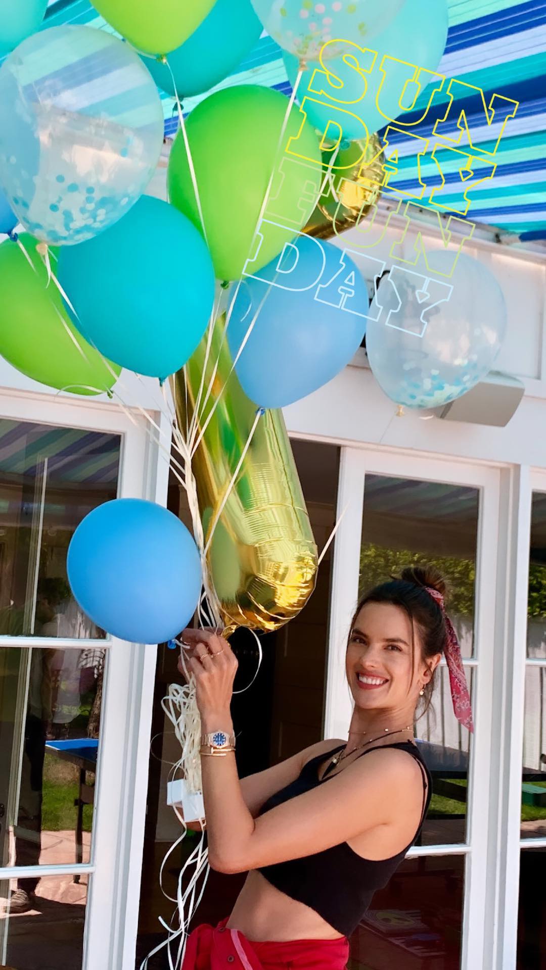 Два ангела: Алессандра Амбросио умилила экзотическим фото с дочкой