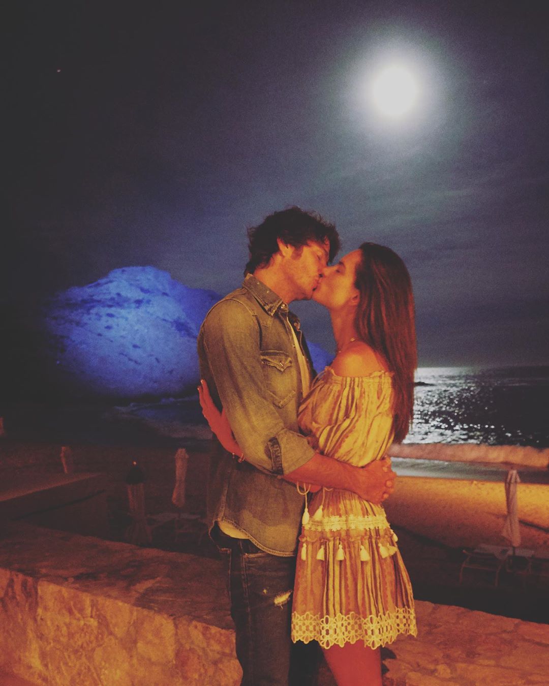 Идеальная пара: Алессандра Амбросио показала редкие романтичные кадры с возлюбленным