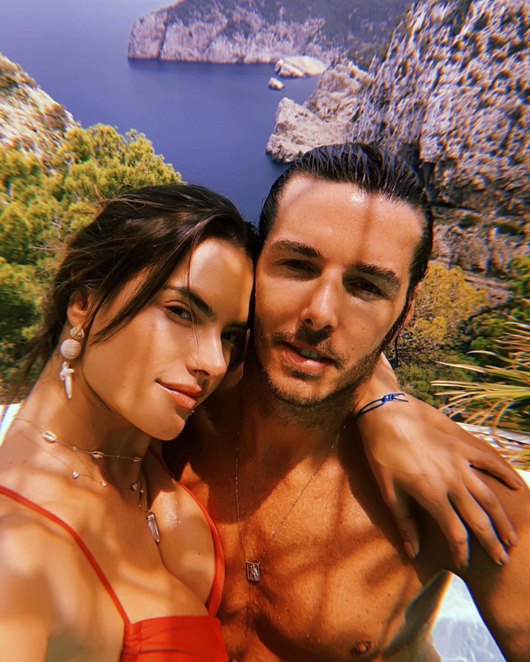 Роскошная Алессандра Амбросио соблазняет голой грудью и стройными ногами