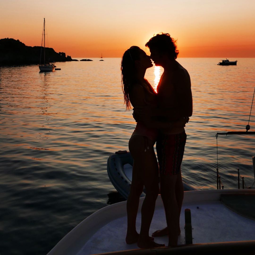 Идеальная пара: Алессандра Амбросио показала редкие романтичные кадры с возлюбленным