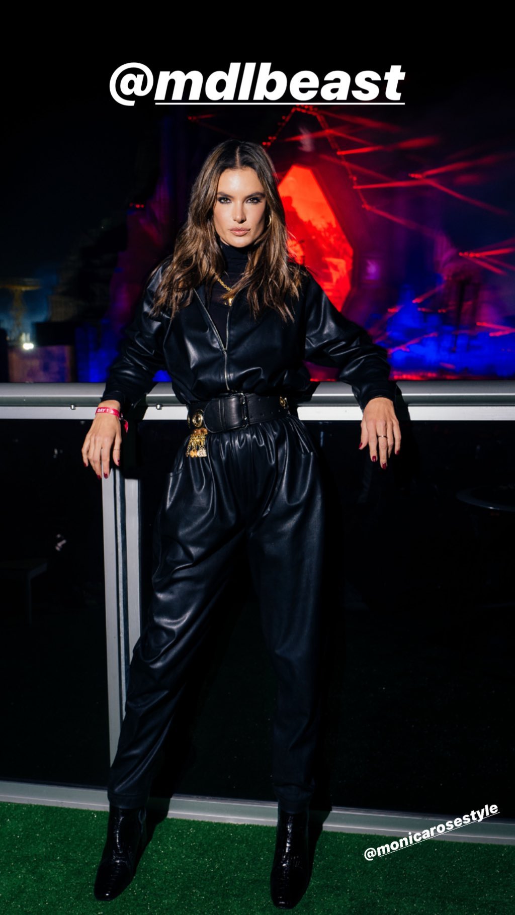 Девушка рокера: Алессандра Амбросио восхитила стройной фигурой в эффектном total look