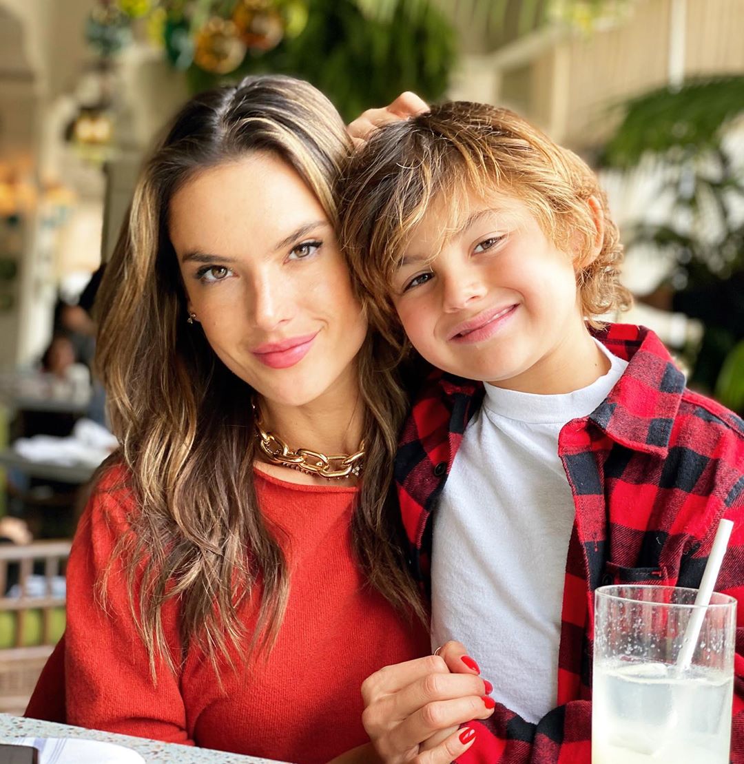 Немов двійнята: 38-річна Алессандра Амбросіо захопила схожістю з дочкою-підлітком