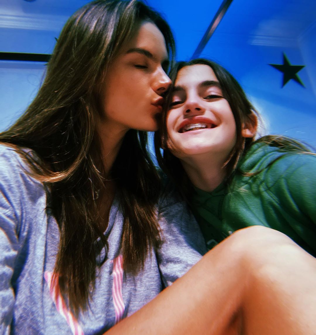 Словно сестры: 38-летняя Алессандра Амбросио восхитила молодостью на видео с дочерью