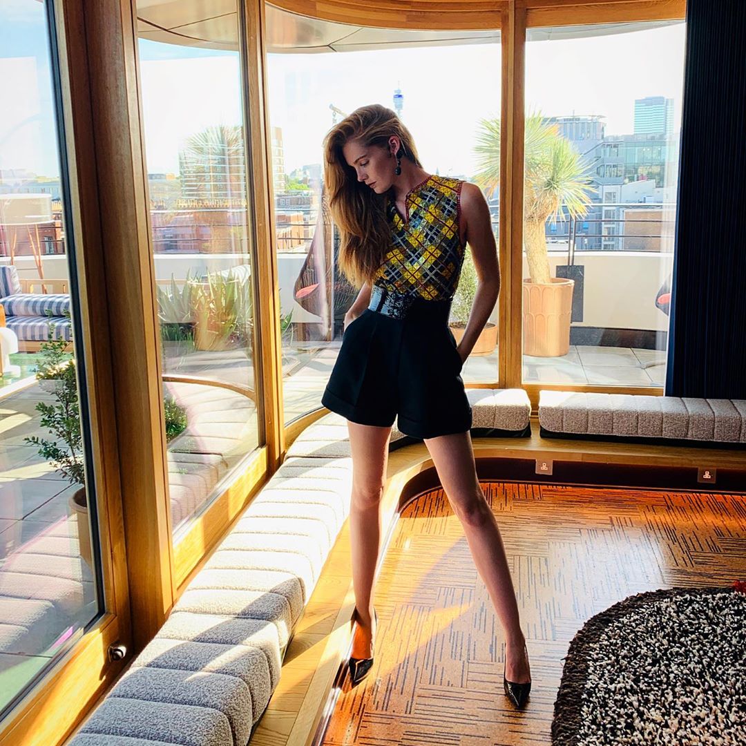 Гарячий "янгол": модель Victoria's Secret спокушає розкішною фігурою