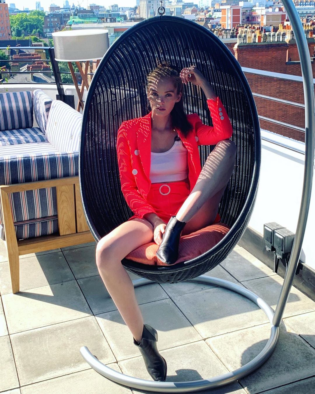 Гарячий &quot;янгол&quot;: модель Victoria's Secret спокушає розкішною фігурою