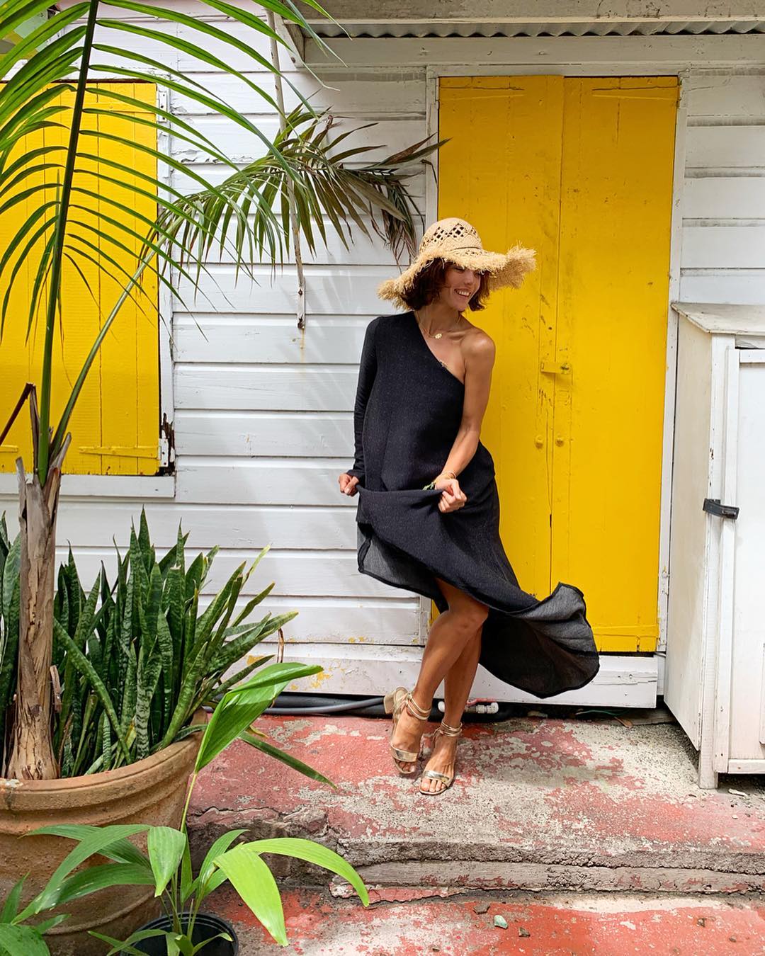 Самая солнечная и легкая: звезда &quot;Орла и Решки&quot; показала стройные ножки на Карибах