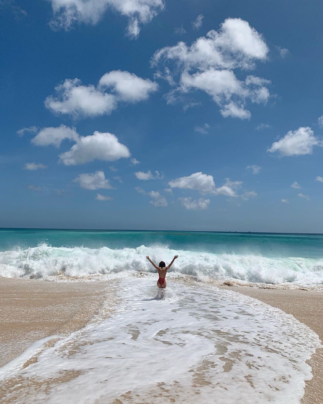 Афродіта: зірка "Орла і Решки" розбурхала мережу розкішною фігурою в купальнику
