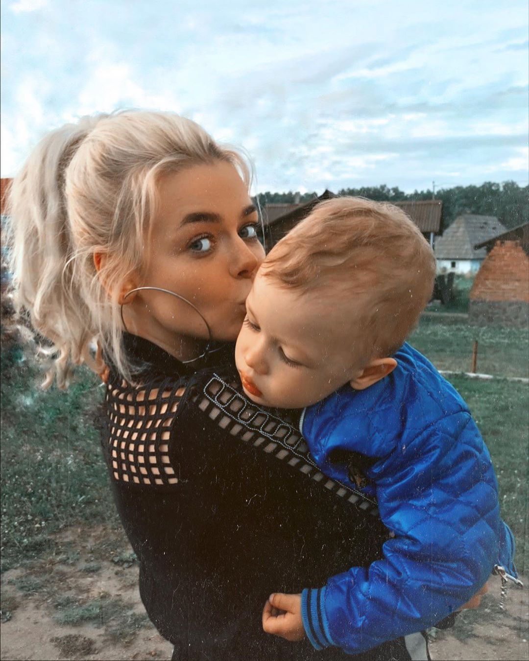 "Похож на тебя": Алина Гросу умилила сеть обнимашками с малышом