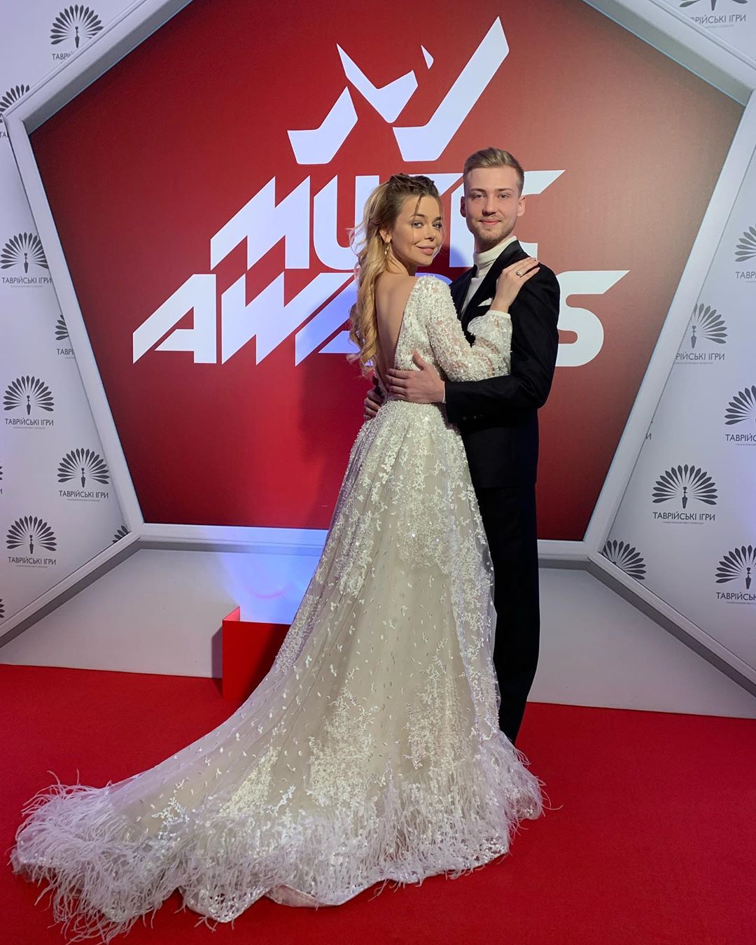 Хотілося бути казковою: Аліна Гросу вийшла на червону доріжку у весільній сукні