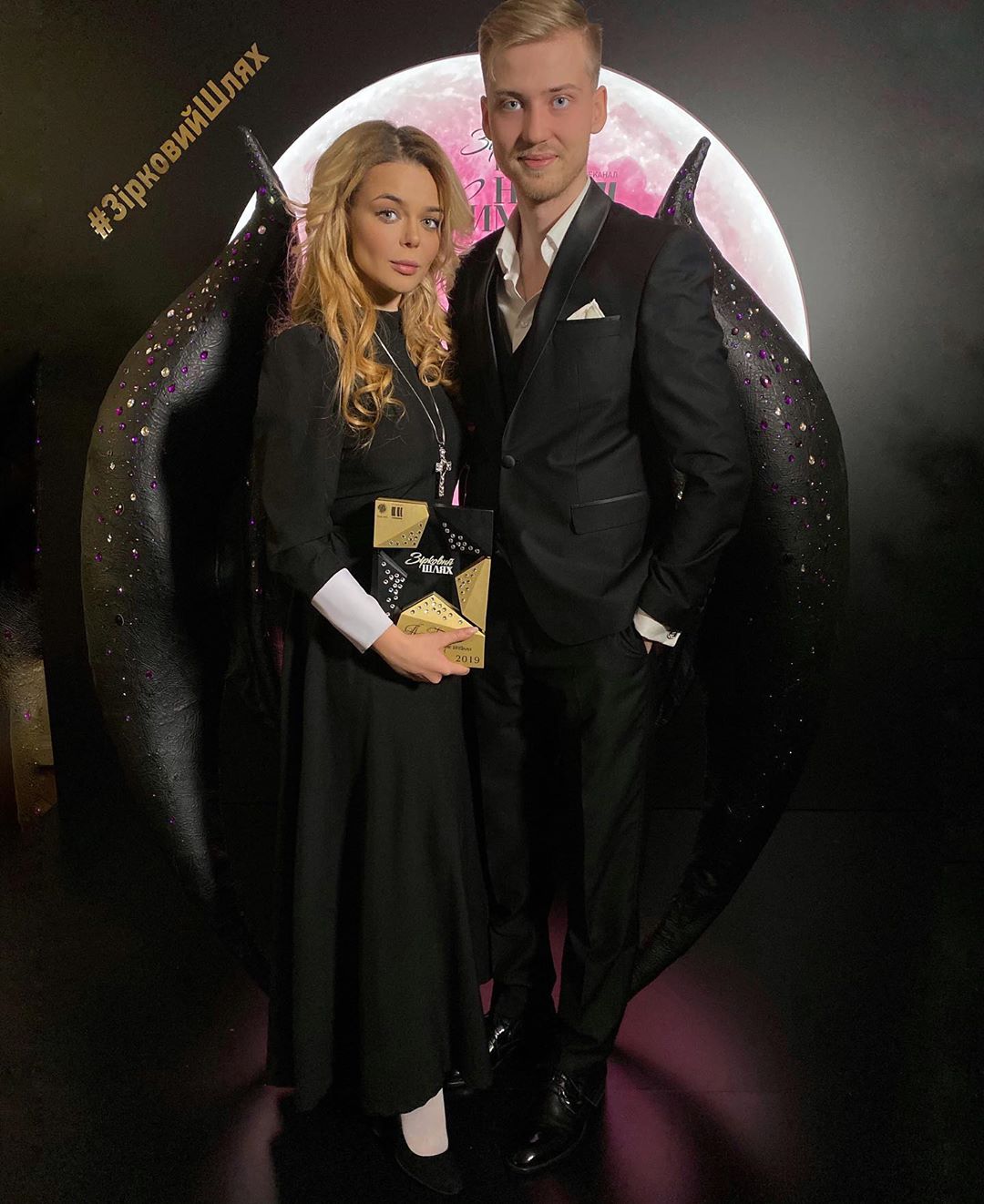 Стильная монашка: Алина Гросу в необычном образе вышла в свет с мужем