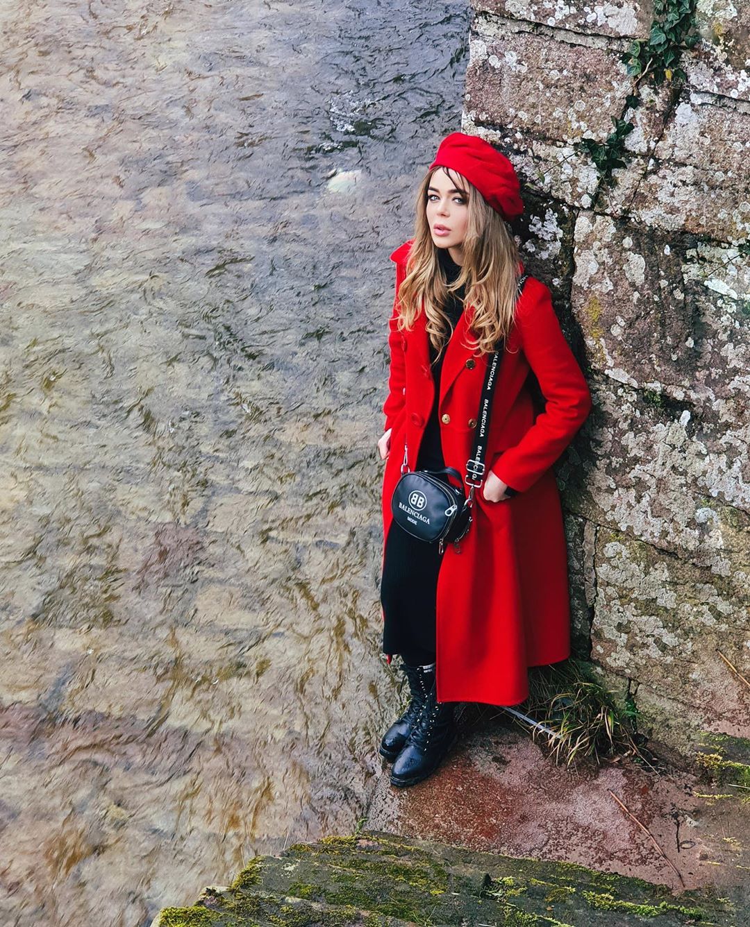 Сама элегантность: Алина Гросу очаровала ярким луком в красных тонах