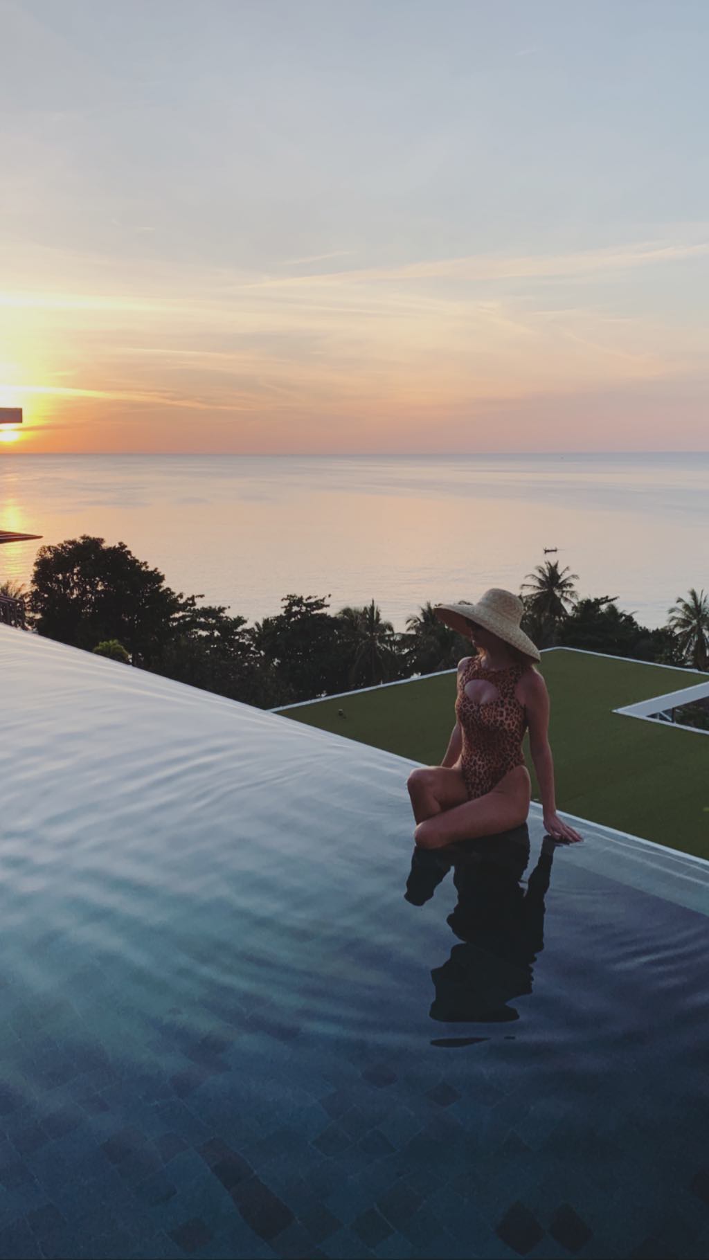 Жена Тищенко в купальнике показала, как носить анималистичный принт