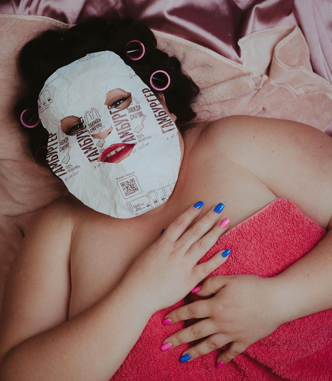 "Сладкий пирожочек": Alyona Alyona взбудоражила сеть постельным фото в одном полотенце