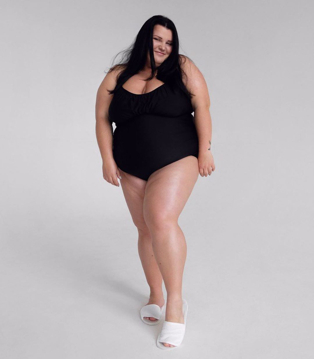 "Діва": Alyona Alyona засвітила пишні форми в купальнику