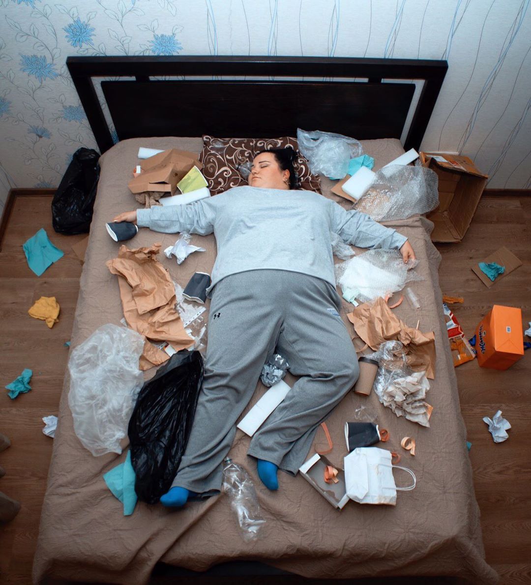 Уснула в мусоре: Alyona Alyona удивила сеть новым фото