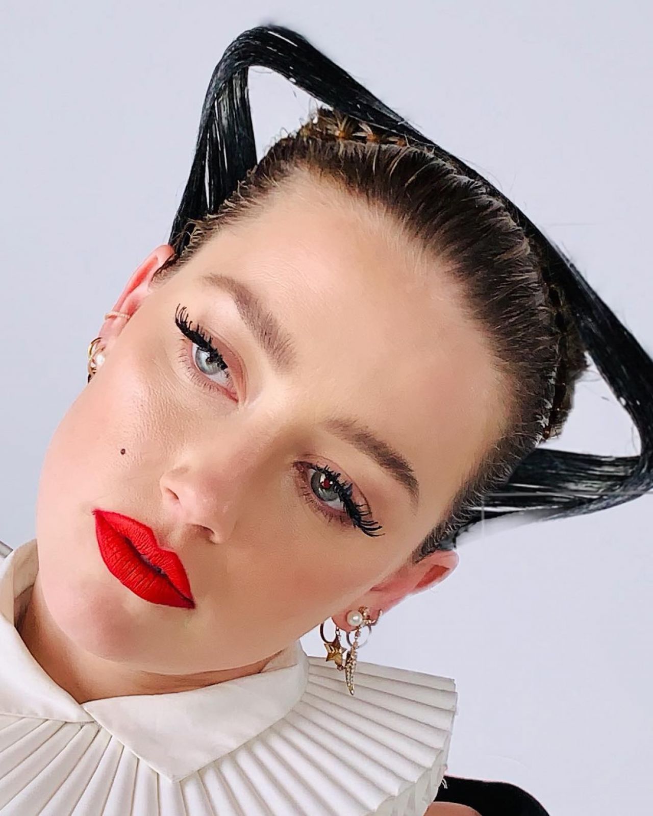 Эмбер Херд в провокационном образе снялась в ярком фотосете