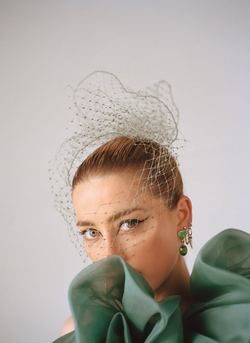 Эмбер Херд в провокационном образе снялась в ярком фотосете