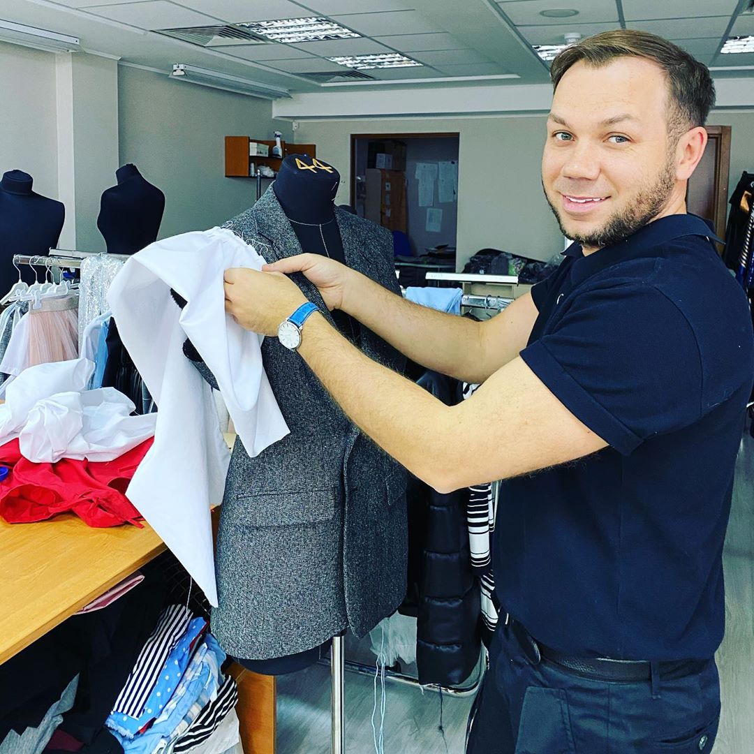 Андре Тан розповів про юність "Увечері малював кутюрні сукні, а вранці був торговцем на ринку"