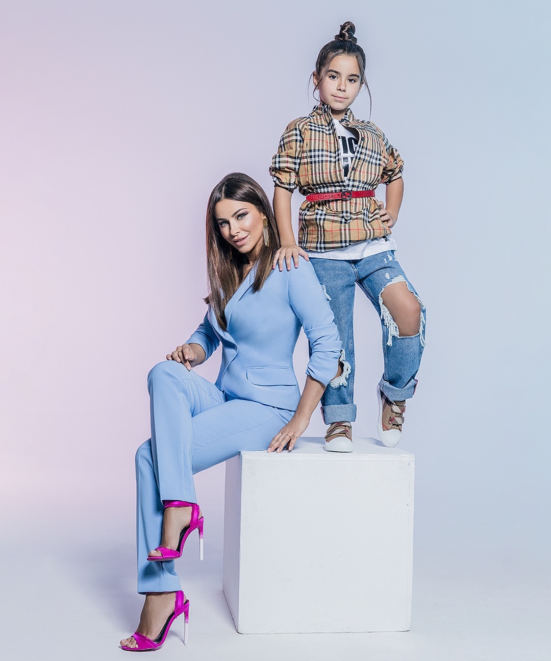 В ритме танца: Ани Лорак с дочкой позировали на камеру в стильных нарядах